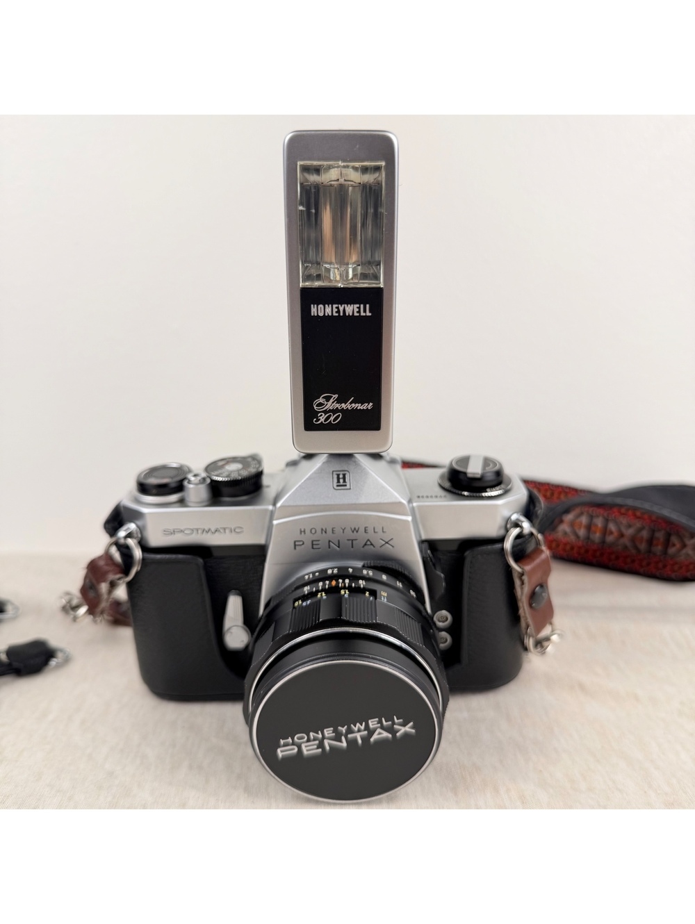 Honeywell Pentax Spotmatic SP 35mm SLR Super-Takumar 50mm f/1.4 Flash Kit